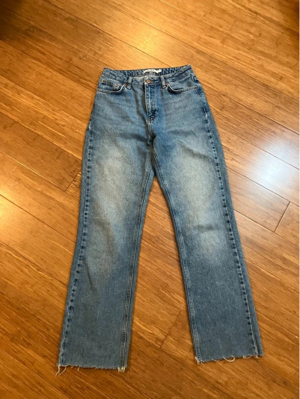 NA-KD Straight High Waist Raw Hem Jeans EU 34 US 4 Light Wash Rigid Denim